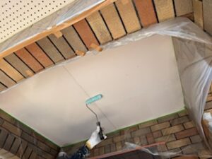 軒裏天井塗装　下塗り　水性パーフェクトシーラー